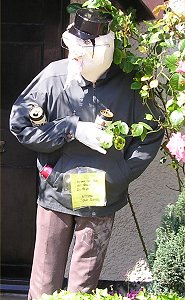 Scarecrow in the High St 2005 - Norman, the competition judge, doing a very convincing impersonation of a scarecrow! :>)